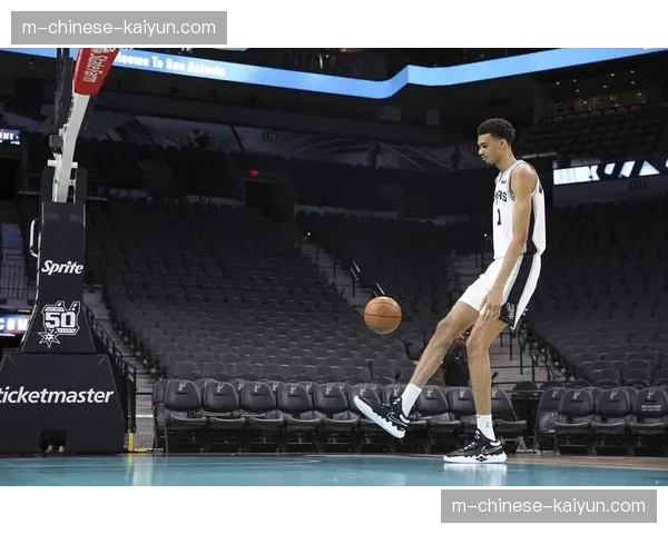 特写：文班亚马钉板大帽后指向记分牌，马刺三月防守效率骤升