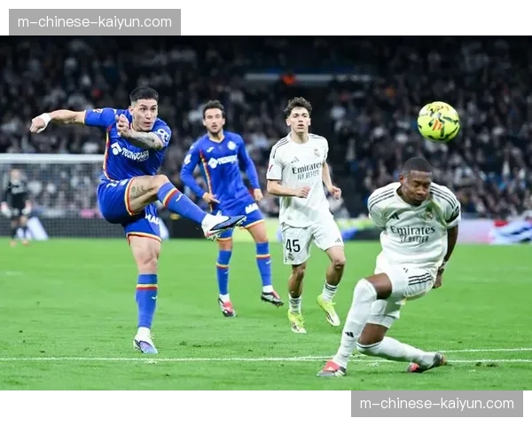 西甲宣布下赛季起将试行“球员抗议判罚”新规，限制围堵裁判